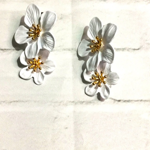 Jewelry - White flowers